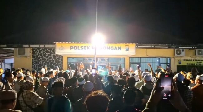 GERUDUK: Massa melurug Kantor Polsek Winongan, Polres Pasuruan, pasca pembongkaran makam. (foto: Moh. Rois).
