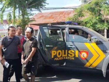 pelaku saat diamankan polisi 