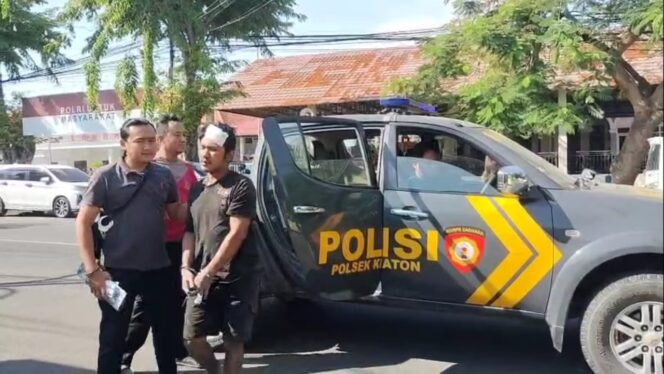 
					pelaku saat diamankan polisi 