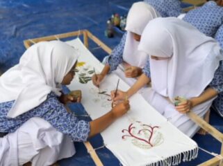 Siswa-siswi SLBN Pandaan tampak antusias membatik dalam rangka peringatan Hari Batik Nasional. (Foto: Moh. Rois)