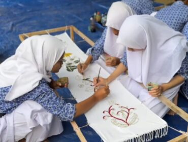 Siswa-siswi SLBN Pandaan tampak antusias membatik dalam rangka peringatan Hari Batik Nasional. (Foto: Moh. Rois)