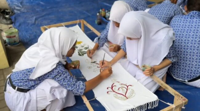 Siswa-siswi SLBN Pandaan tampak antusias membatik dalam rangka peringatan Hari Batik Nasional. (Foto: Moh. Rois)