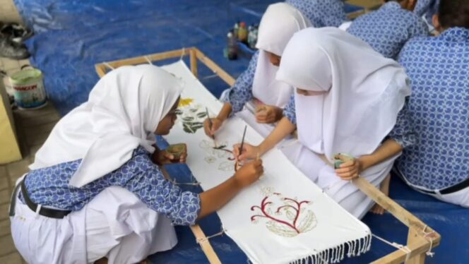 
					Siswa-siswi SLBN Pandaan tampak antusias membatik dalam rangka peringatan Hari Batik Nasional. (Foto: Moh. Rois)