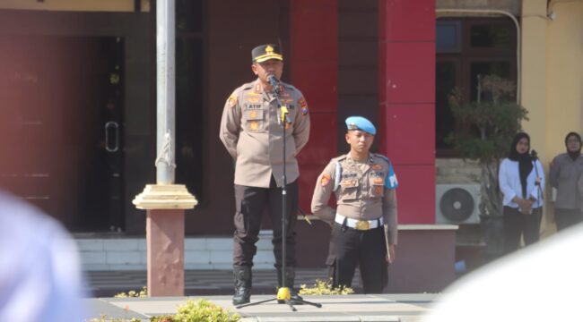 Kapolres Probolinggo, AKBP Wahyudin Latif saat memberikan arahan dalam apel kepada anggotanya. (Foto: Bag. Humas Polres Probolinggo)
