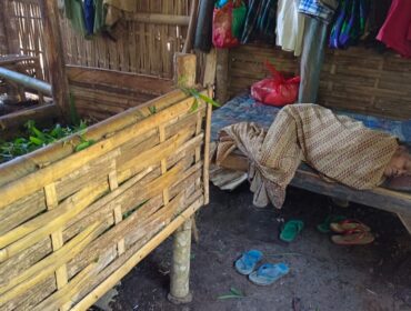 Nenek Arsina warga Desa Tanjung, Lumajang tinggal di kandang sapi. (Asmadi).