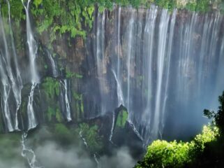 Tumpak Sewu, air terjun setinggi sekitar 120 meter di Gunung Semeru, Lumajang. (Foto: Asmadi)
