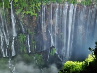 Tumpak Sewu, air terjun setinggi sekitar 120 meter di Gunung Semeru, Lumajang. (Foto: Asmadi)
