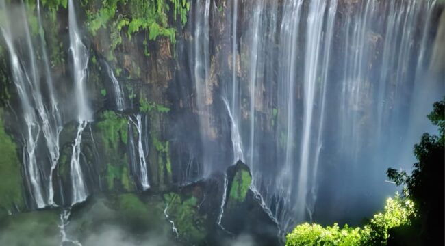Tumpak Sewu, air terjun setinggi sekitar 120 meter di Gunung Semeru, Lumajang. (Foto: Asmadi)
