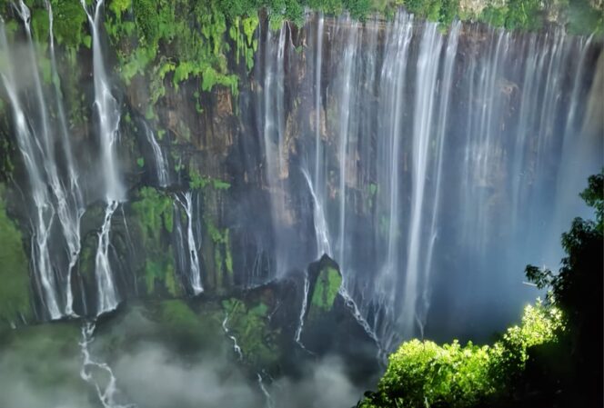 
					Tumpak Sewu, air terjun setinggi sekitar 120 meter di Gunung Semeru, Lumajang. (Foto: Asmadi)

