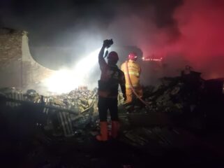 PEMADAMAN: Petugas damkar saat memadamkan kebakaran Desa Muneng, Kecamatan Sumberasih, Kabupaten Probolinggo. (foto: Hafiz Rozani).