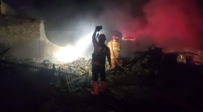 PEMADAMAN: Petugas damkar saat memadamkan kebakaran Desa Muneng, Kecamatan Sumberasih, Kabupaten Probolinggo. (foto: Hafiz Rozani).