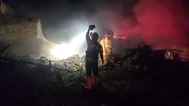 
					PEMADAMAN: Petugas damkar saat memadamkan kebakaran Desa Muneng, Kecamatan Sumberasih, Kabupaten Probolinggo. (foto: Hafiz Rozani).