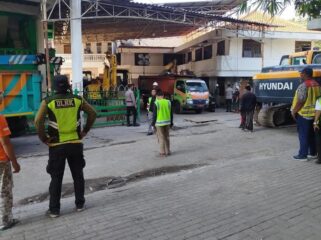 SIAGA: Sejumlah petugas siaga untuk evakuasi korban runtuhnya musala di Ponpes Al-Khoziny Sidoarjo. (foto: Pusat Data Informasi dan Komunikasi Kebencanaan BNPB).