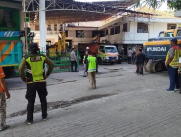 SIAGA: Sejumlah petugas siaga untuk evakuasi korban runtuhnya musala di Ponpes Al-Khoziny Sidoarjo. (foto: Pusat Data Informasi dan Komunikasi Kebencanaan BNPB).