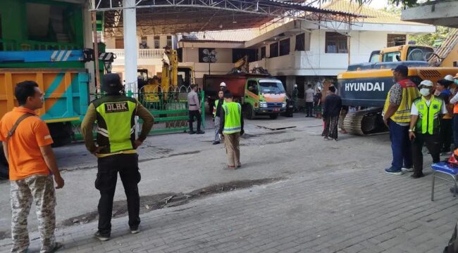 SIAGA: Sejumlah petugas siaga untuk evakuasi korban runtuhnya musala di Ponpes Al-Khoziny Sidoarjo. (foto: Pusat Data Informasi dan Komunikasi Kebencanaan BNPB).