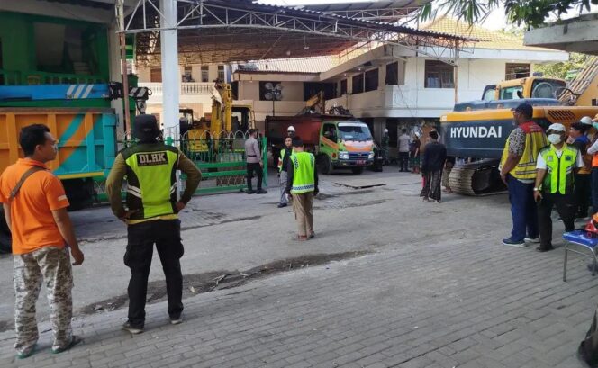 
					SIAGA: Sejumlah petugas siaga untuk evakuasi korban runtuhnya musala di Ponpes Al-Khoziny Sidoarjo. (foto: Pusat Data Informasi dan Komunikasi Kebencanaan BNPB).