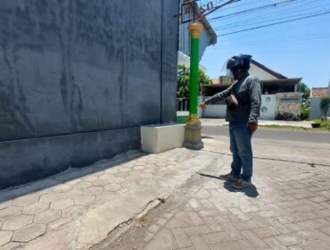 KEMALINGAN: Warga menunjukkan lokasi motor milik Yoyok yang parkir di Jalan Sunan Muria, Kota Probolinggo. (foto: Hafiz Rozani) 