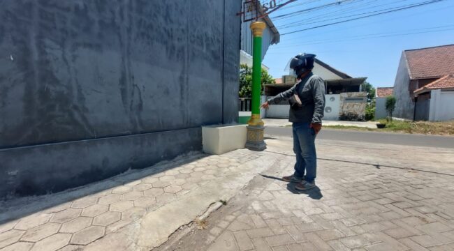 KEMALINGAN: Warga menunjukkan lokasi motor milik Yoyok yang parkir di Jalan Sunan Muria, Kota Probolinggo. (foto: Hafiz Rozani) 