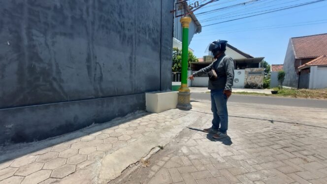 
					KEMALINGAN: Warga menunjukkan lokasi motor milik Yoyok yang parkir di Jalan Sunan Muria, Kota Probolinggo. (foto: Hafiz Rozani) 