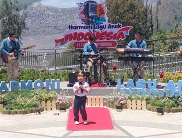 TAMPIL: Salah satu peserta saat tampil bernyanyi di amphytheater Jembatan Kaca Seruni Point, Desa Ngadiasari, Sukapura, Probolinggo. (foto: Hafiz Rozani).