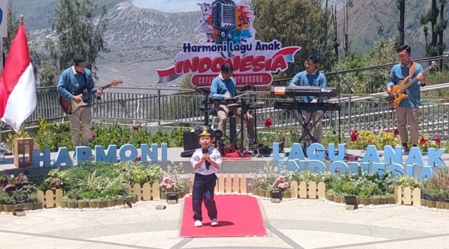 TAMPIL: Salah satu peserta saat tampil bernyanyi di amphytheater Jembatan Kaca Seruni Point, Desa Ngadiasari, Sukapura, Probolinggo. (foto: Hafiz Rozani).