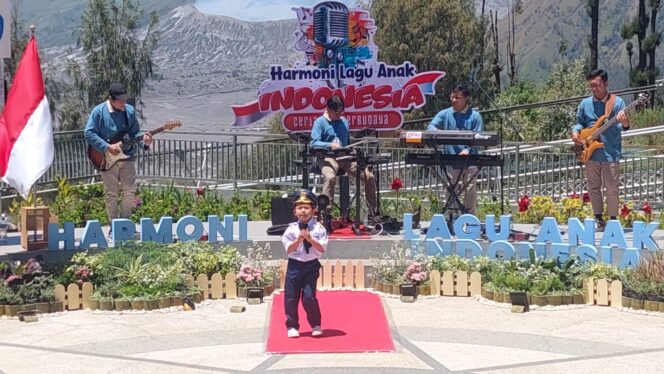 
					TAMPIL: Salah satu peserta saat tampil bernyanyi di amphytheater Jembatan Kaca Seruni Point, Desa Ngadiasari, Sukapura, Probolinggo. (foto: Hafiz Rozani).