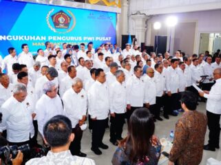 DIKUKUHKAN: Suasana pengukuhan pengurus PWI Pusat di Solo, Sabtu (4/10/25) siang. (Foto: Tim Dokumentasi dan Informasi PWI Pusat).

