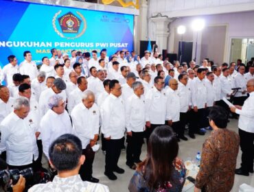DIKUKUHKAN: Suasana pengukuhan pengurus PWI Pusat di Solo, Sabtu (4/10/25) siang. (Foto: Tim Dokumentasi dan Informasi PWI Pusat).
