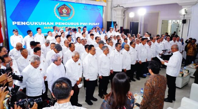DIKUKUHKAN: Suasana pengukuhan pengurus PWI Pusat di Solo, Sabtu (4/10/25) siang. (Foto: Tim Dokumentasi dan Informasi PWI Pusat).
