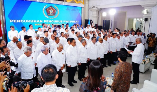 
					DIKUKUHKAN: Suasana pengukuhan pengurus PWI Pusat di Solo, Sabtu (4/10/25) siang. (Foto: Tim Dokumentasi dan Informasi PWI Pusat).
