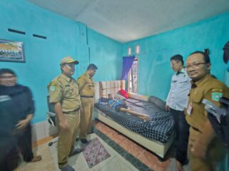 Pemerintah Desa Tempeh Tengah, Kecamatan Tempeh, mengunjungi Rumah korban yang keracunan larutan Hydrochloric (HCL). 
