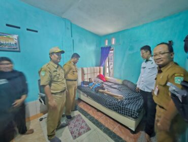 Pemerintah Desa Tempeh Tengah, Kecamatan Tempeh, mengunjungi Rumah korban yang keracunan larutan Hydrochloric (HCL). 

