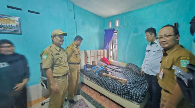 Pemerintah Desa Tempeh Tengah, Kecamatan Tempeh, mengunjungi Rumah korban yang keracunan larutan Hydrochloric (HCL). 
