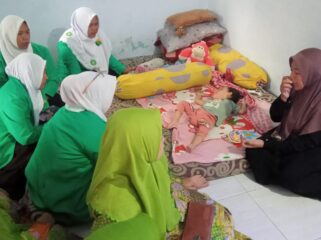 PEDULI: Pengurus MWCNU Besuk saat menyantuni Elena, bocah penderita simdromproteus di Desa Bago. (foto: istimewa).
