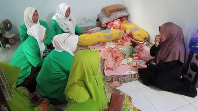 
					PEDULI: Pengurus MWCNU Besuk saat menyantuni Elena, bocah penderita simdromproteus di Desa Bago. (foto: istimewa).
