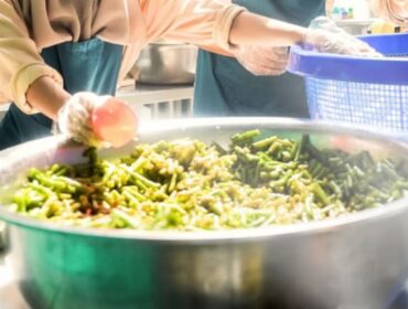 Limbah dari program Makan Bergizi (MBG) bisa diolah menjadi eco enzyme, pupuk cair, hingga pakan magot. (Foto: Asmadi)