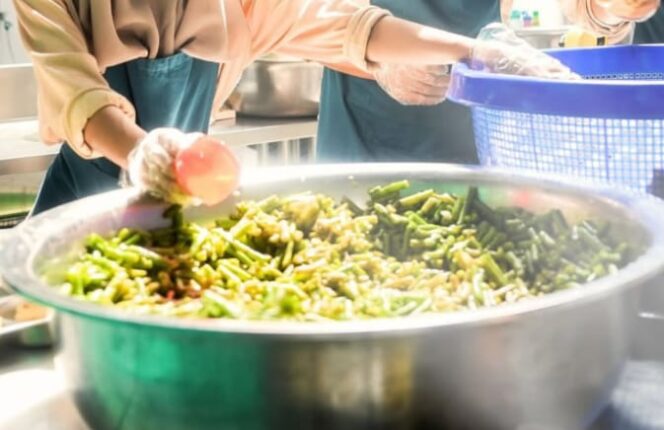 
					Limbah dari program Makan Bergizi (MBG) bisa diolah menjadi eco enzyme, pupuk cair, hingga pakan magot. (Foto: Asmadi)