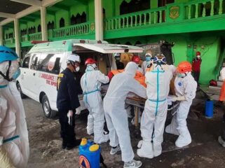 EVAKUASI: Petugas gabungan mengevakuasi jasad korban ambruknya musala Ponpes Al-Khoziny Sidoarjo, Minggu (5/10/25) pagi. (foto: Bidang Komunikasi Kebencanaan BNPB).