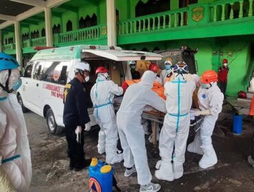 EVAKUASI: Petugas gabungan mengevakuasi jasad korban ambruknya musala Ponpes Al-Khoziny Sidoarjo, Minggu (5/10/25) pagi. (foto: Bidang Komunikasi Kebencanaan BNPB).