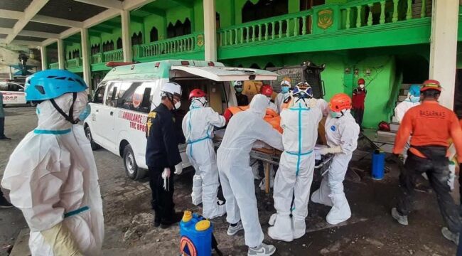 EVAKUASI: Petugas gabungan mengevakuasi jasad korban ambruknya musala Ponpes Al-Khoziny Sidoarjo, Minggu (5/10/25) pagi. (foto: Bidang Komunikasi Kebencanaan BNPB).
