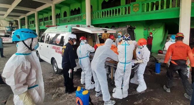 
					EVAKUASI: Petugas gabungan mengevakuasi jasad korban ambruknya musala Ponpes Al-Khoziny Sidoarjo, Minggu (5/10/25) pagi. (foto: Bidang Komunikasi Kebencanaan BNPB).
