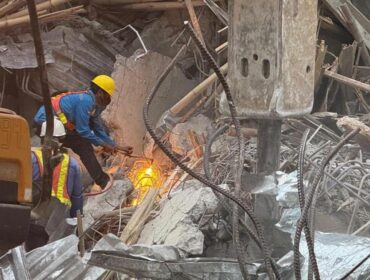 TIM AHLI: Tim Ahli sedang berupaya memotong puing yang menjadi kendala pembersihan material material ambruknya musala Ponpes Al Khoziny, Sidoarjo, Jawa Timur, Minggu (5/10/25). (Foto: Bidang Komunikasi Kebencanaan BNPB).
