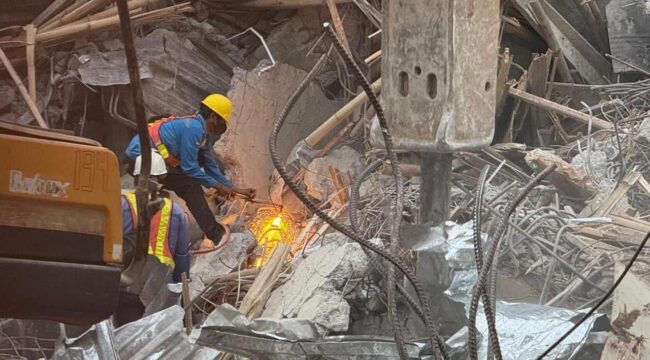 TIM AHLI: Tim Ahli sedang berupaya memotong puing yang menjadi kendala pembersihan material material ambruknya musala Ponpes Al Khoziny, Sidoarjo, Jawa Timur, Minggu (5/10/25). (Foto: Bidang Komunikasi Kebencanaan BNPB).

