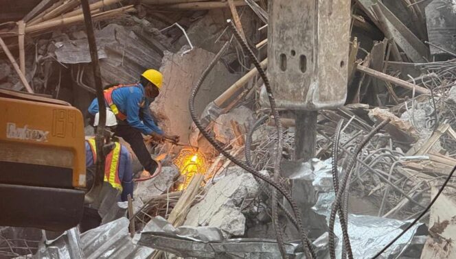 
					TIM AHLI: Tim Ahli sedang berupaya memotong puing yang menjadi kendala pembersihan material material ambruknya musala Ponpes Al Khoziny, Sidoarjo, Jawa Timur, Minggu (5/10/25). (Foto: Bidang Komunikasi Kebencanaan BNPB).
