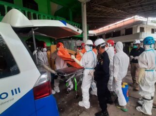EVAKUASI: Petugas gabungan mengevakuasi korban meninggal musala ambruk di Ponpes Al Khoziny Sidoarjo. (Foto: Bidang Komunikasi Kebencanaan BNPB).
