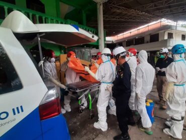 EVAKUASI: Petugas gabungan mengevakuasi korban meninggal musala ambruk di Ponpes Al Khoziny Sidoarjo. (Foto: Bidang Komunikasi Kebencanaan BNPB).
