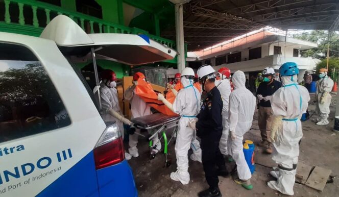 
					EVAKUASI: Petugas gabungan mengevakuasi korban meninggal musala ambruk di Ponpes Al Khoziny Sidoarjo. (Foto: Bidang Komunikasi Kebencanaan BNPB).
