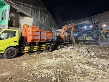 PEMBERSIHAN: Sejumlah alat berat dikerahkan dalam pembersihan material reruntuhan Musala Al-Khoziny Sidoarjo. (foto: Bidang Dokumentasi BNPB).
