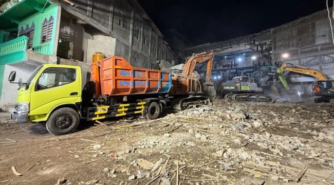 PEMBERSIHAN: Sejumlah alat berat dikerahkan dalam pembersihan material reruntuhan Musala Al-Khoziny Sidoarjo. (foto: Bidang Dokumentasi BNPB).
