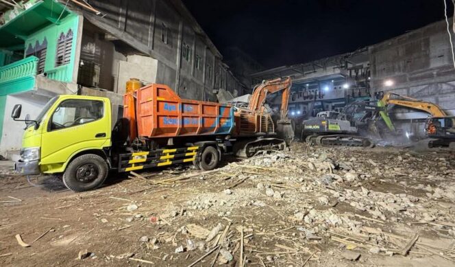 
					PEMBERSIHAN: Sejumlah alat berat dikerahkan dalam pembersihan material reruntuhan Musala Al-Khoziny Sidoarjo. (foto: Bidang Dokumentasi BNPB).
